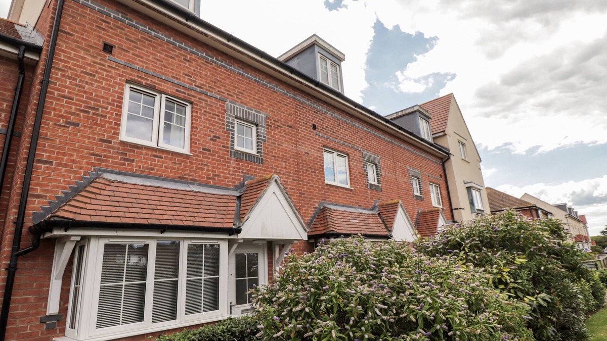 Bexhill-on-Sea Cottage | 60 GALLEY HILL VIEW, family friendly, with a garden in Bexhill-On-Sea