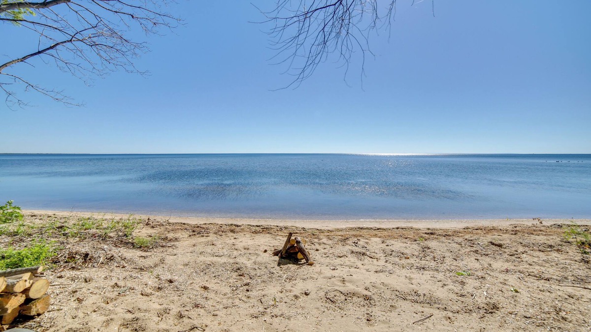Oconto Cottage | 600' of Green Bay Frontage & Dock: Cozy Cottage