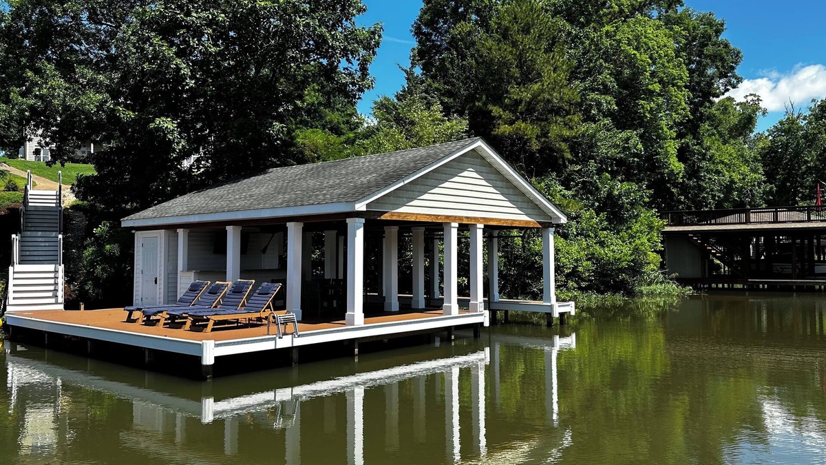 Bracey House | 6000sf Luxury Home on Main Lake Cove – minutes off I-85