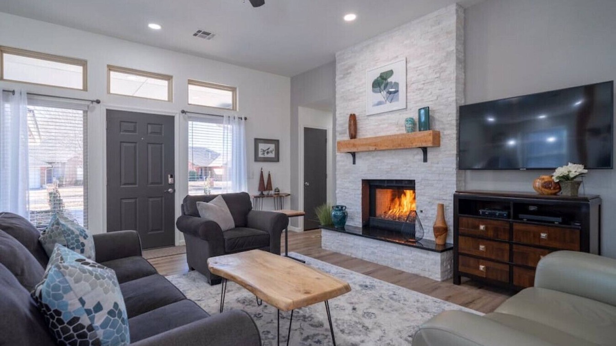 Edmond House | 604 - Upscale, Modern & Comfortable, Pet friendly