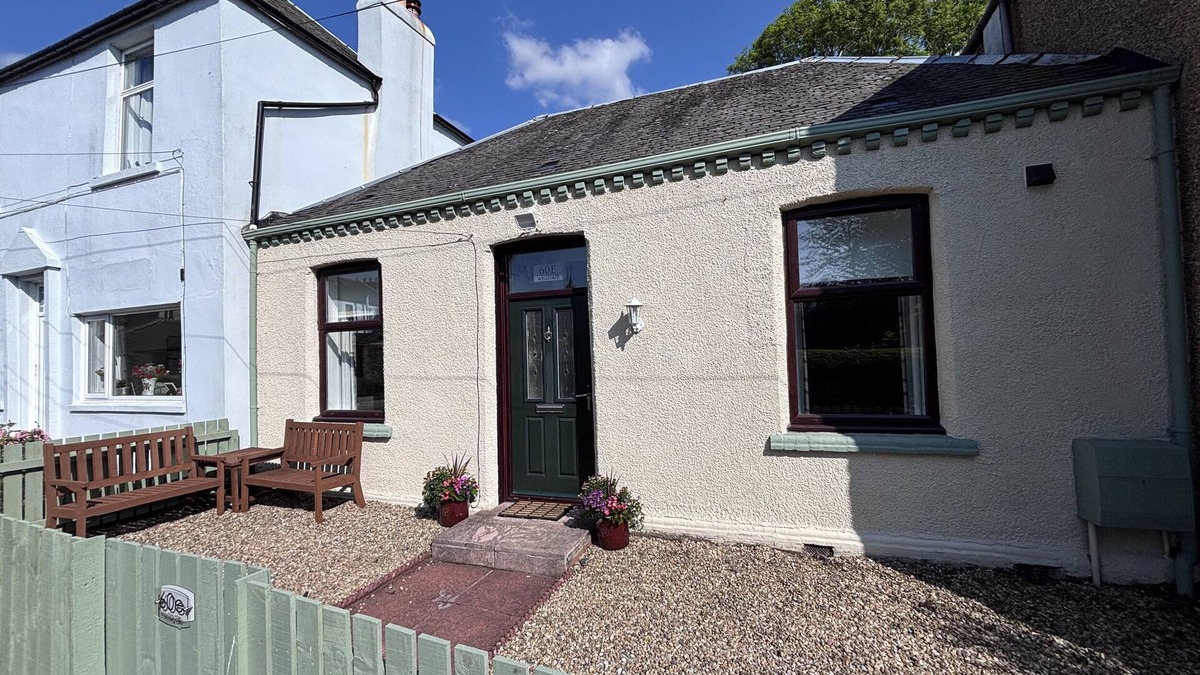 Lanark Cottage | 60E WELLGATE, pet friendly, character holiday cottage in Lanark