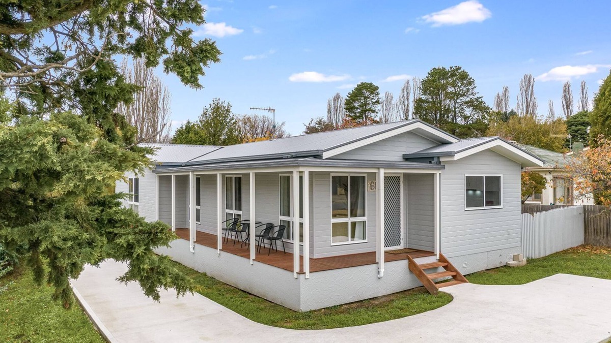 Berridale House | 61 Myack Street - Modern 4BR Home in Berridale l WiFi l Aircon