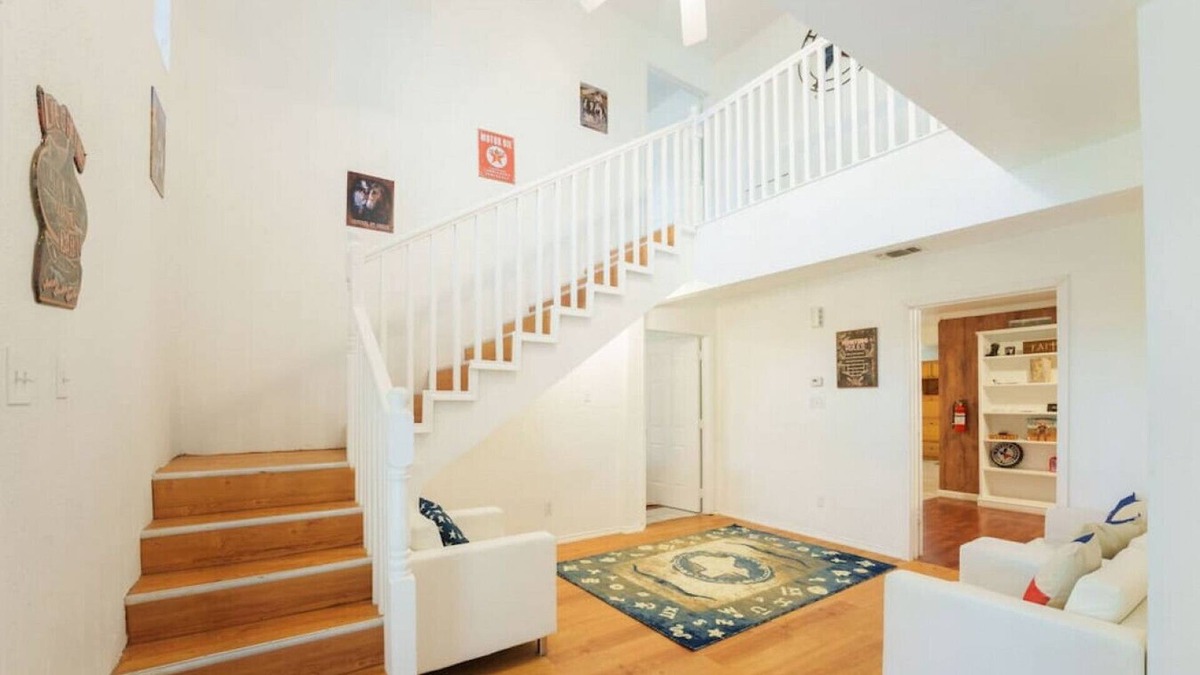 Euless Cabin | 611 W Mills Drive Euless TX · Pleasant & Welcoming Cabin w/ Private Parking