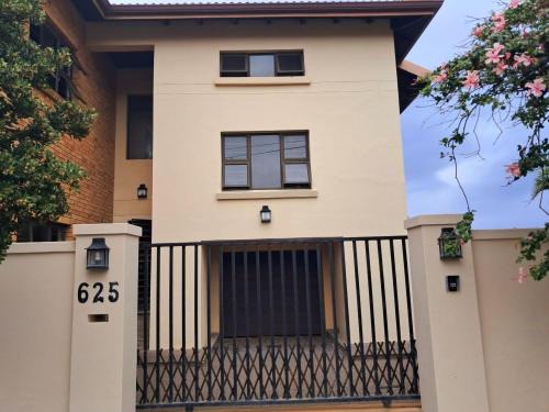 Bluff Apartment | 625 on Marine - 5 min from beach