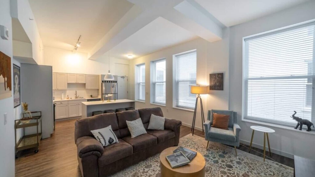 Westown Apartment | 628- 2 Bedroom condo w/king beds/Free parking/downtown