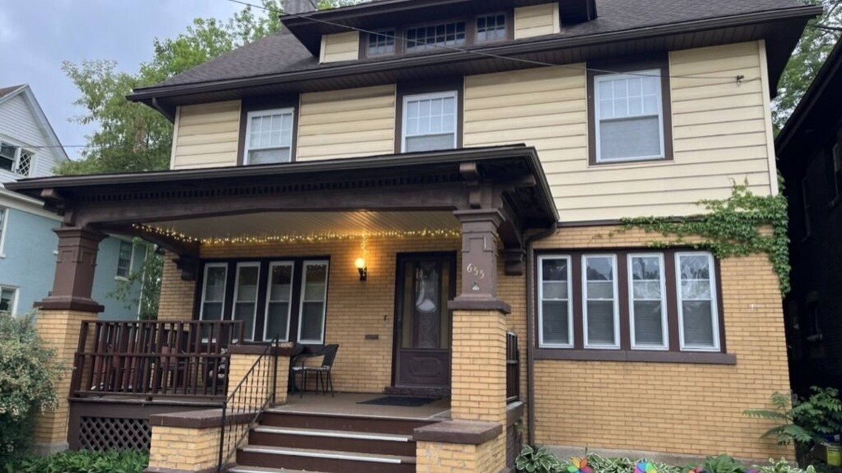 Niagara Falls House | 655 Walk to the Maid of the Mist