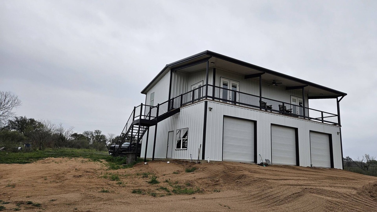 Llano House | 66 Acres Fenced in Hill Country Barndo 5 miles from City of Llano Great Views