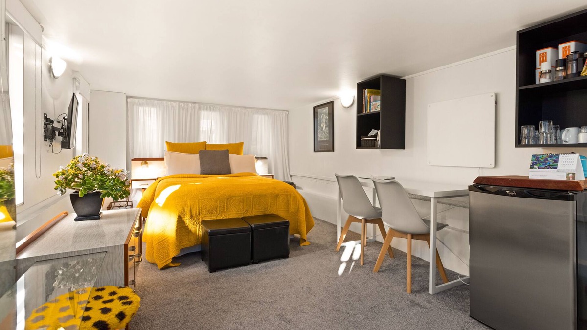 Bluff Hill Apartment | "66" Private Studio on Bluff Hill