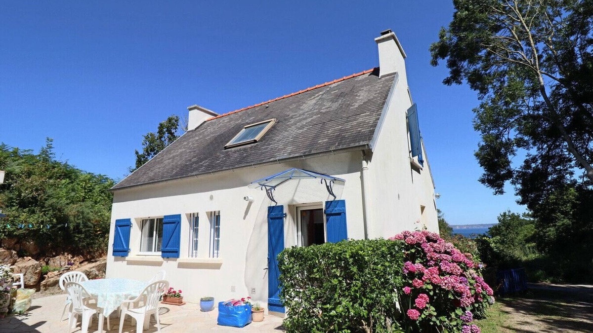 Beuzec-Cap-Sizun House | 685-Ty Kastel Coz 50m from the sea