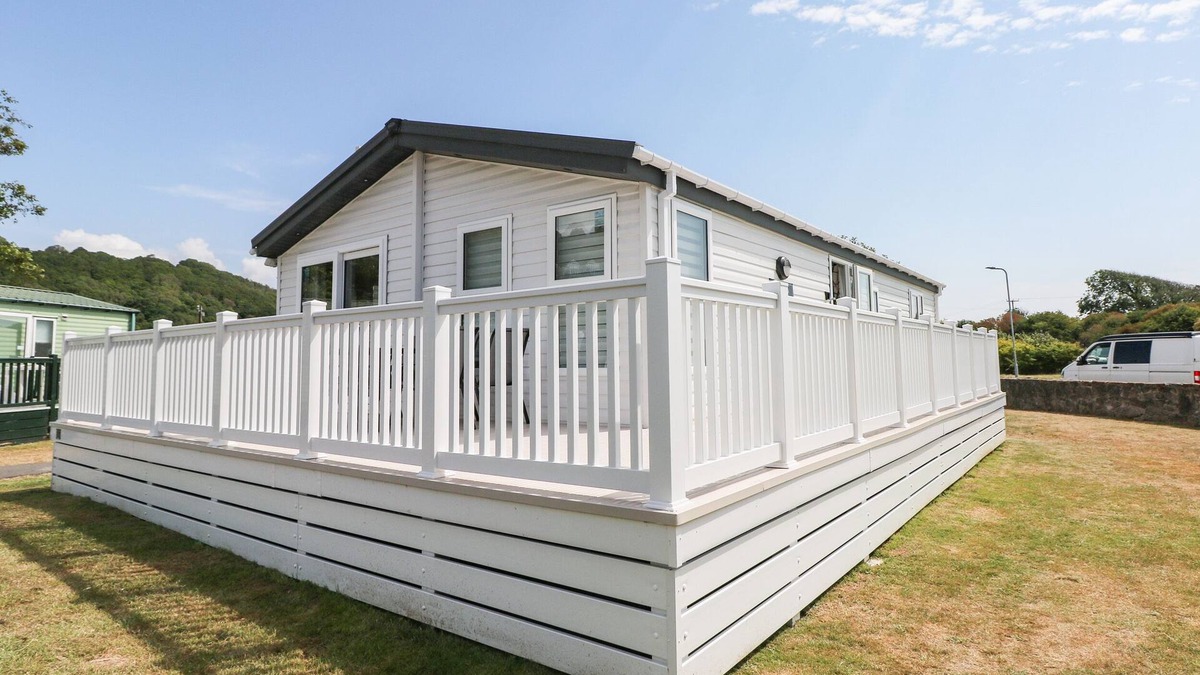Pendine Cottage | 69 THE PADDOCKS, pet friendly, country holiday cottage in Pendine