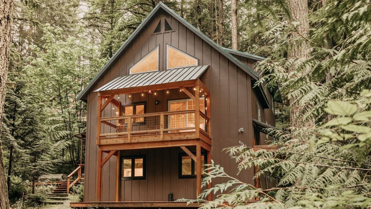 Glacier Cabin | 69SL - Upscale - Hot Tub - Wi-Fi - BBQ - Sleeps 8 by RedAwning