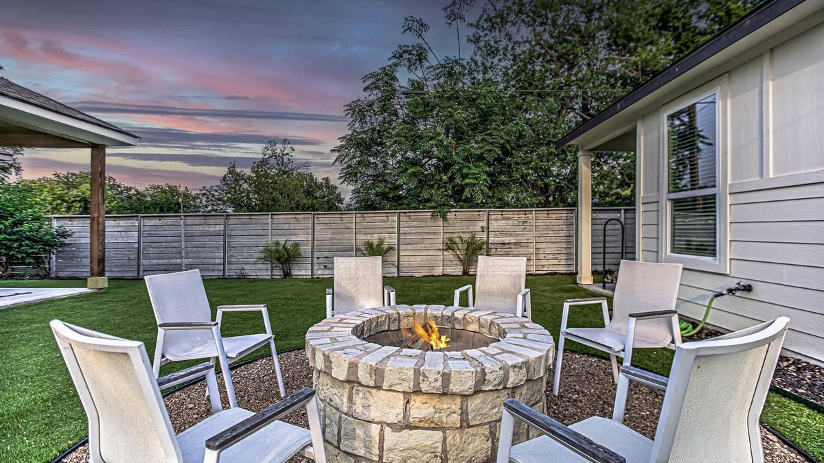 Cottonwood Shores House | 6BD Retreat for 14 with Fire Pit, Patio & Lake Access