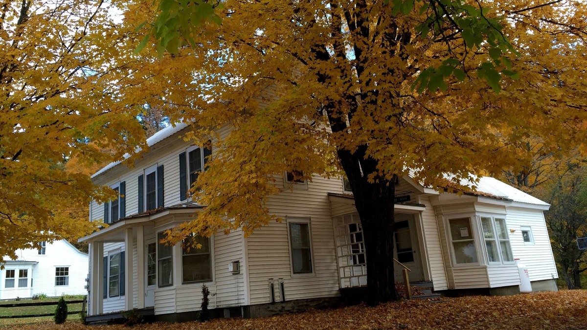 Ludlow House | 6bed/4ba group friendly ski house ~1mi from Okemo w/HOT TUB - sleeps 18