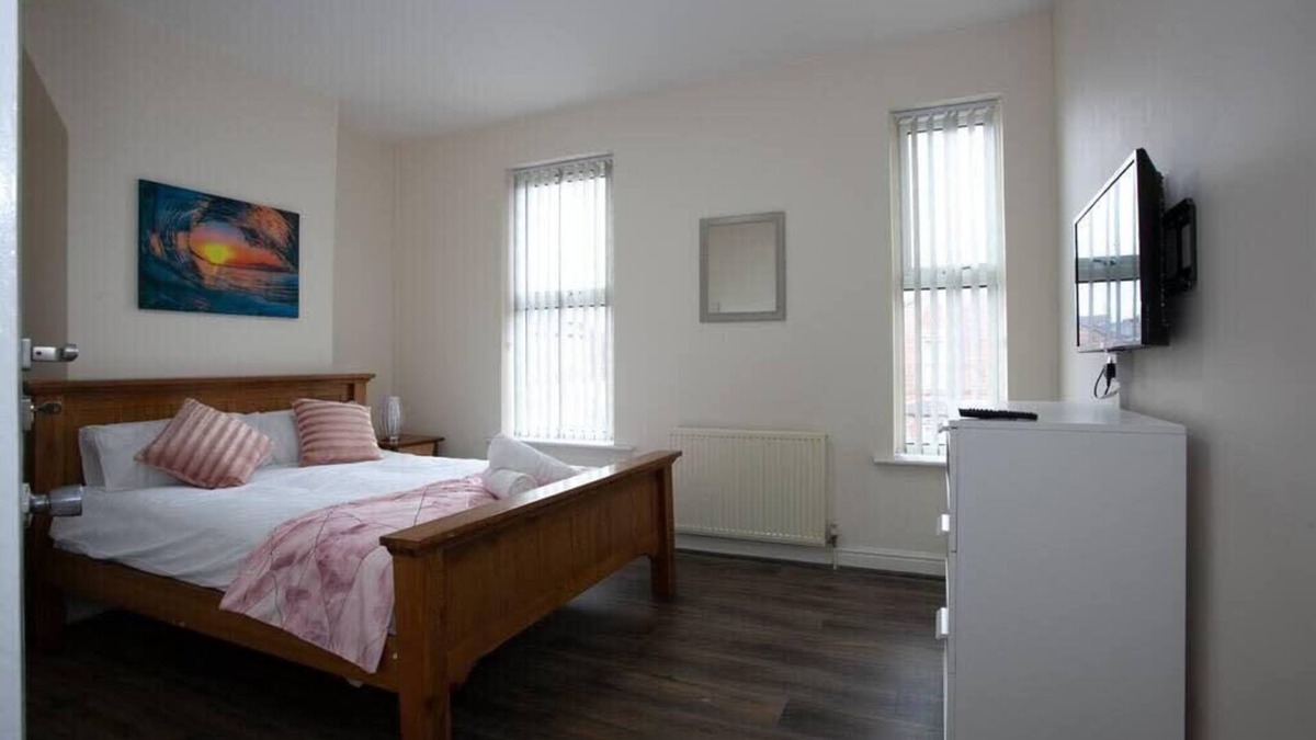 Rusholme House | 6Bedroom House 10min Drive from City Centre