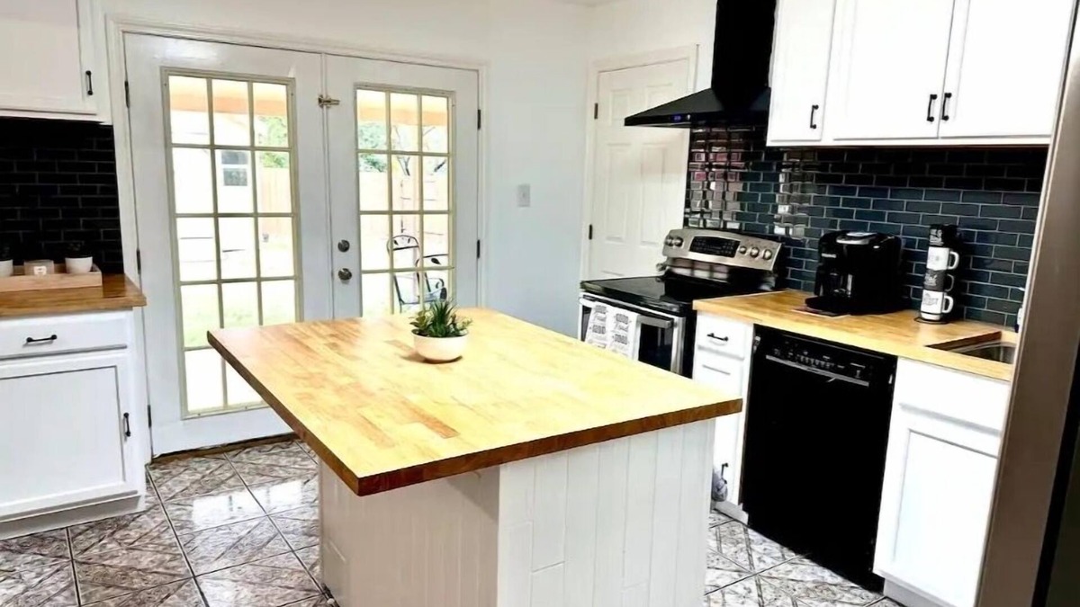 Eagle Pass House | 6Bedrooms/7Beds/3Bath/2Large Driveways/Pooltable/Arcade Machines