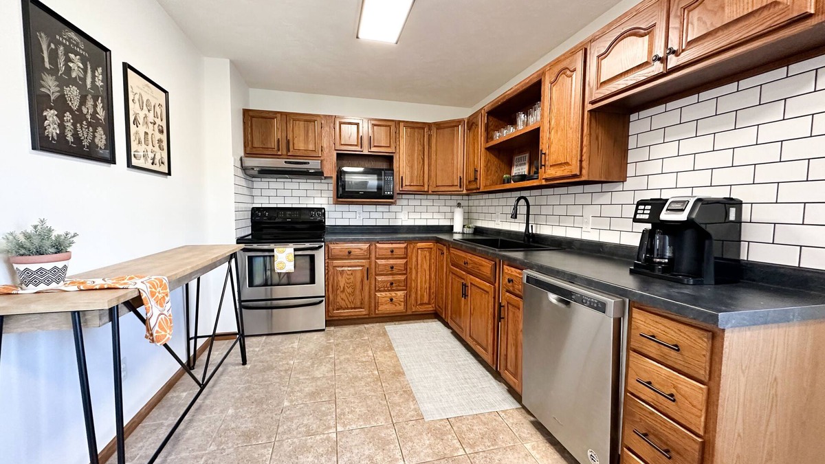 Kearney House | 6BR/2.5BA Home on Retreat-like Acreage