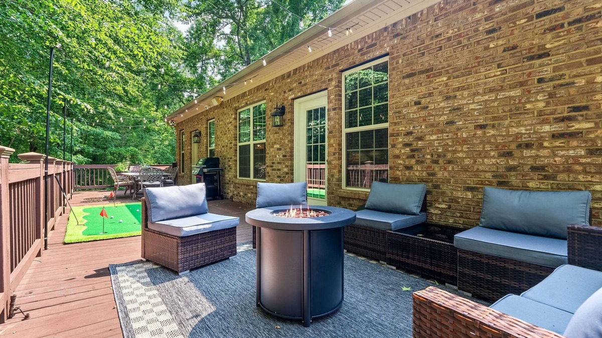Auburn - Opelika House | 6BR | 5 min to RTJ | Game Room | Back Deck with Grill | Sleeps 15