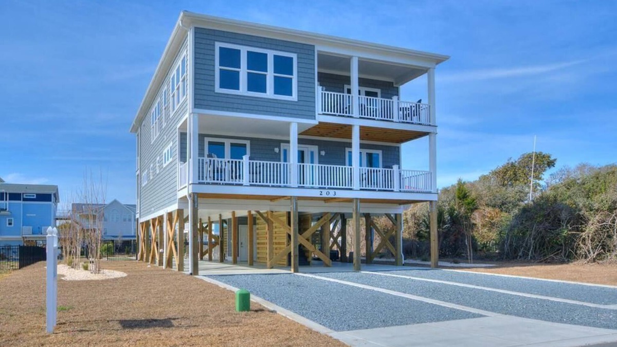 Yaupon Beach House | 6BR/6.5BA House - BRAND NEW, OCEAN VIEWS, POOL, Putting Green, Sleeps 16
