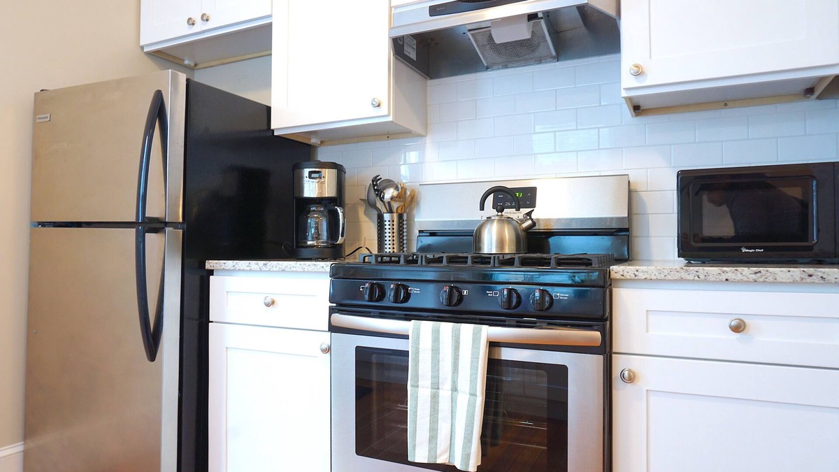 Off Broadway House | ★ 6BR/6BA | Perfect for Groups | Walk to it ALL! ★