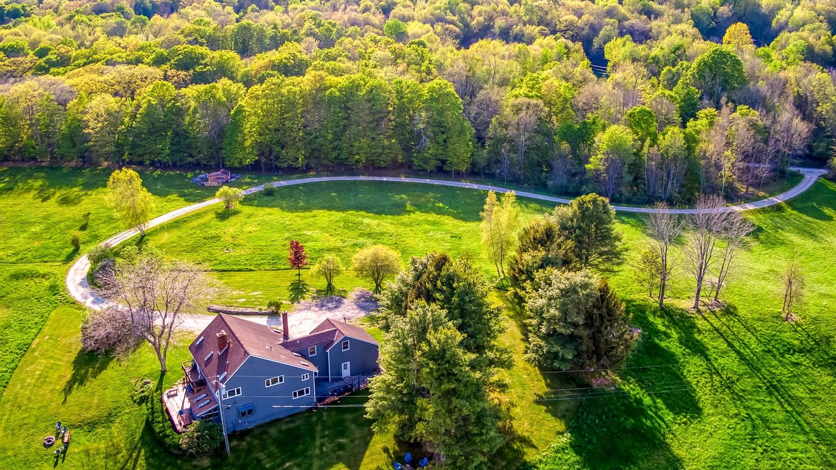 Lanesborough House | 6BR Berkshire Bliss - 38 Acres of nature - minutes from Jiminy Peak Ski Resort