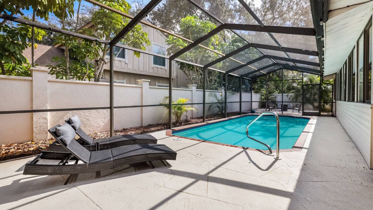 West Bradenton House | 6BR gem! Sleeps 15+ Heated Pool, putting green, Theater Room, Close to AMI