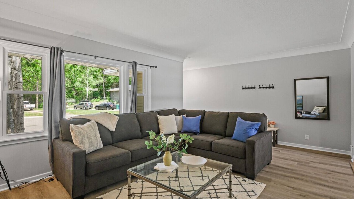 Minnetonka House | 6BR Home w public Lake Access 1.8miles 2 DT Wayzata, enjoy the lake year round!