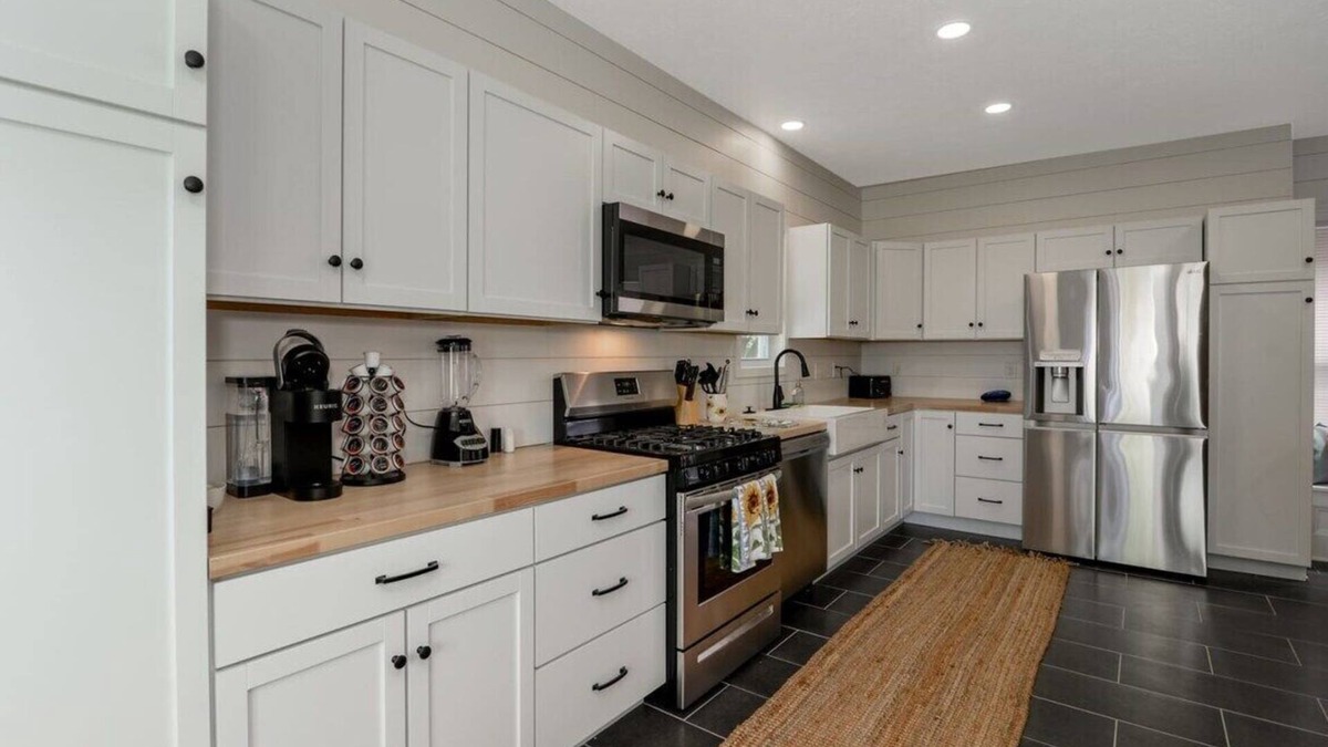 Cleveland House | 6BR House|Near Cleveland Clinic| Sleeps up to 14!