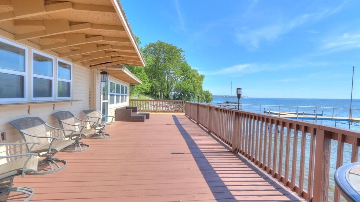 Town of Varick House | 6BR Lake House | FLX Wine Trail | Dock | Hot Tub