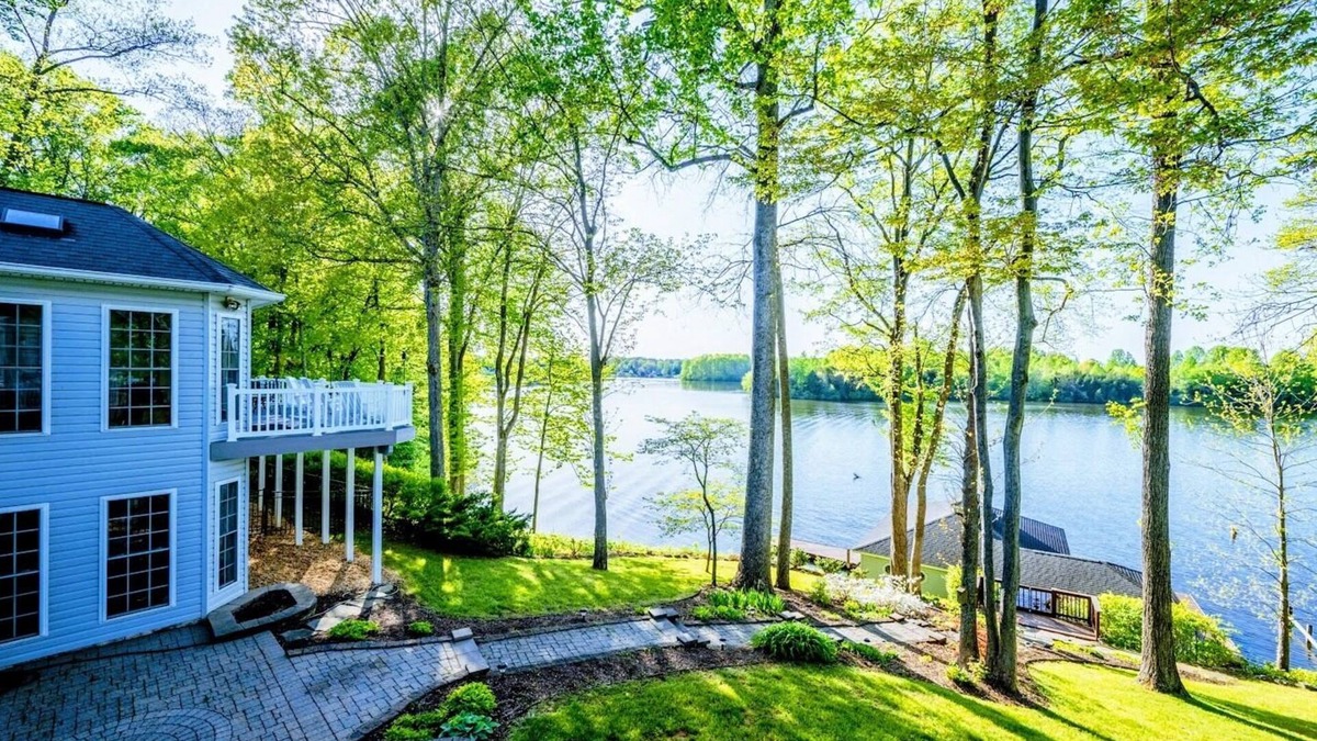 Livingston House | 6BR Lakefront Lake Anna, Views, Boat Dock, Hot Tub