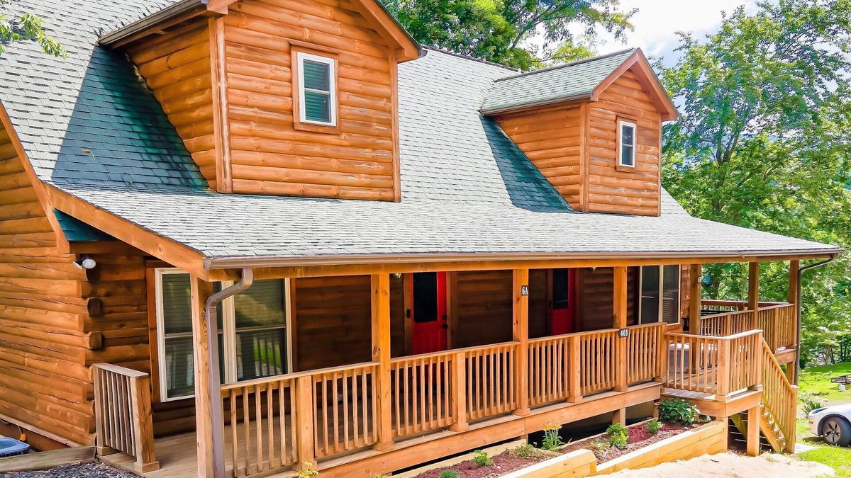 West Jefferson Cabin | 6BR Log Cabin | Walk to Downtown | Mountain Views