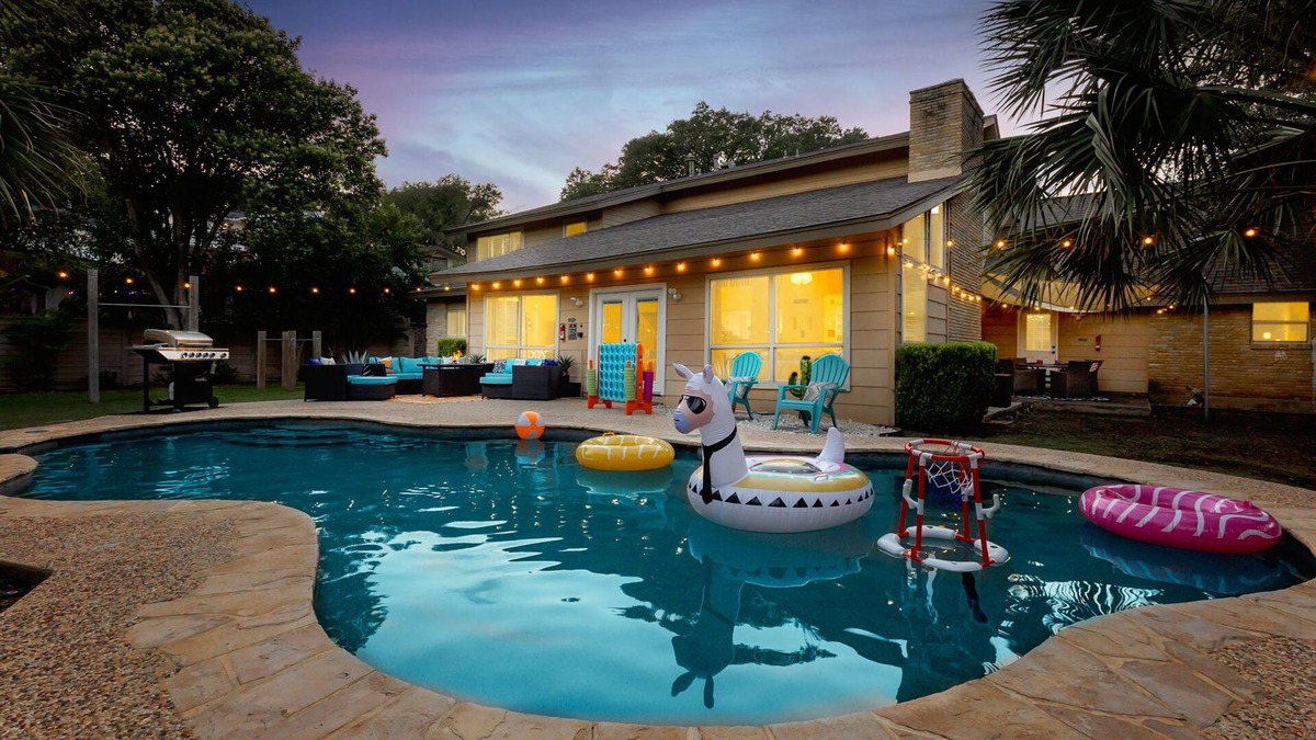 Vance Jackson House | 6BR Pool & Game Arcade | Family + Dog Friendly