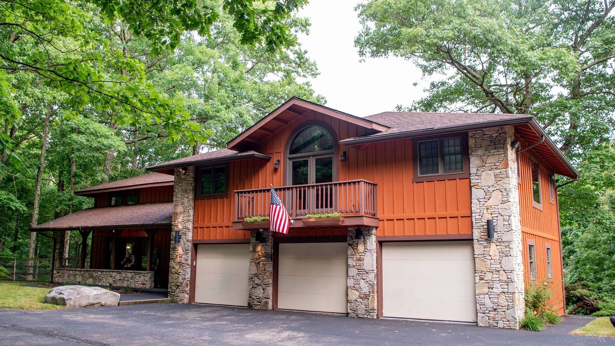 Champion House | 6BR/Sleeps 18, 5 Mins to 7Springs, Hot Tub, Pond, Fire Pit
