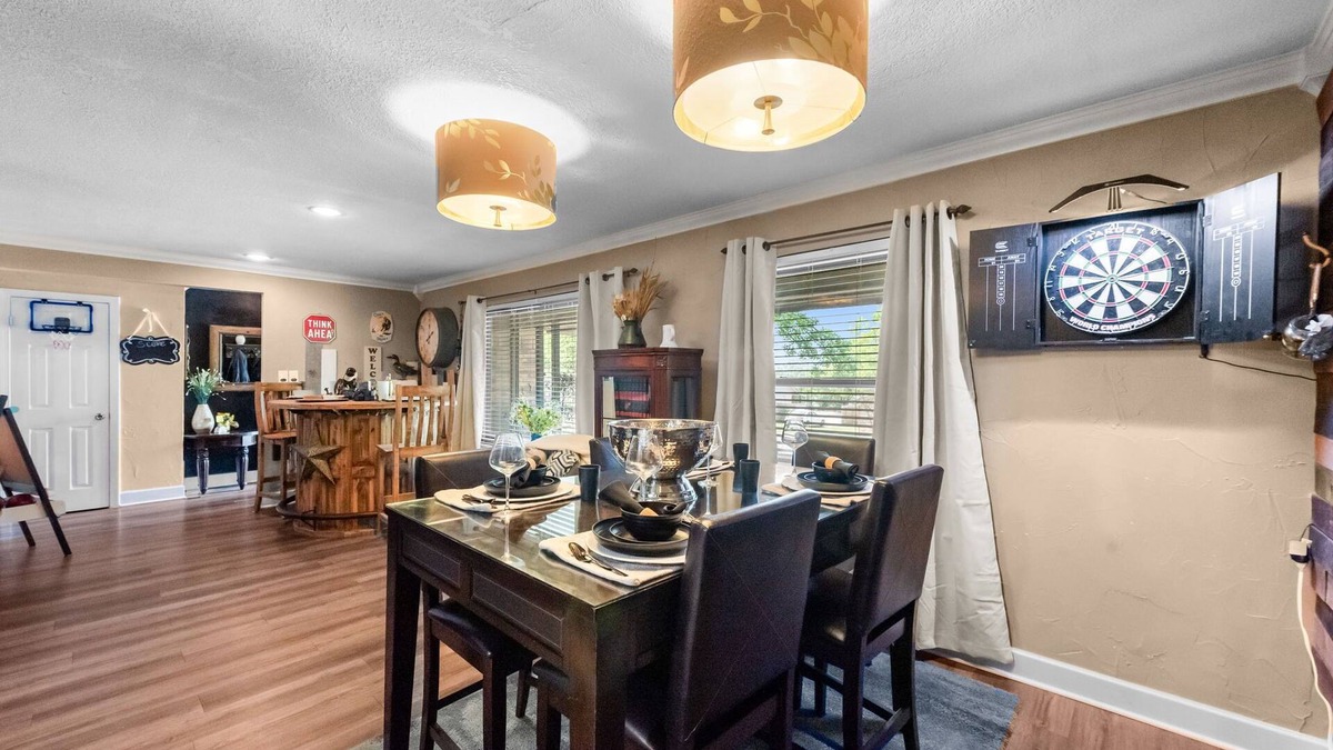 West Arlington House | 6mi from AT&T-POOL-INDOOR BAR-2KING-1QUEEN-sleeps 12