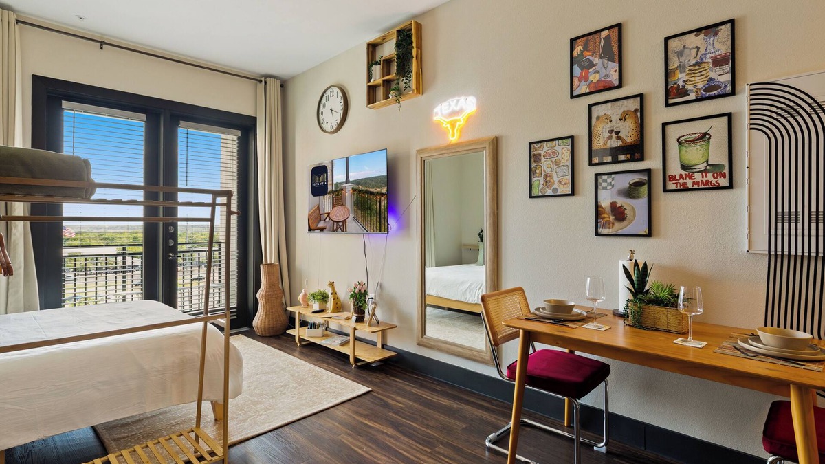 North Burnet Apartment | 6min to Domain | 12min DT | Balcony + Free Parking