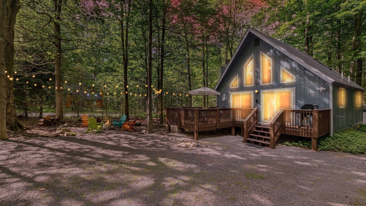 Pocono Lake Cottage | 6min walk to pool, AC, Wi-Fi, Arcade, Firepit, BBQ, Deck.