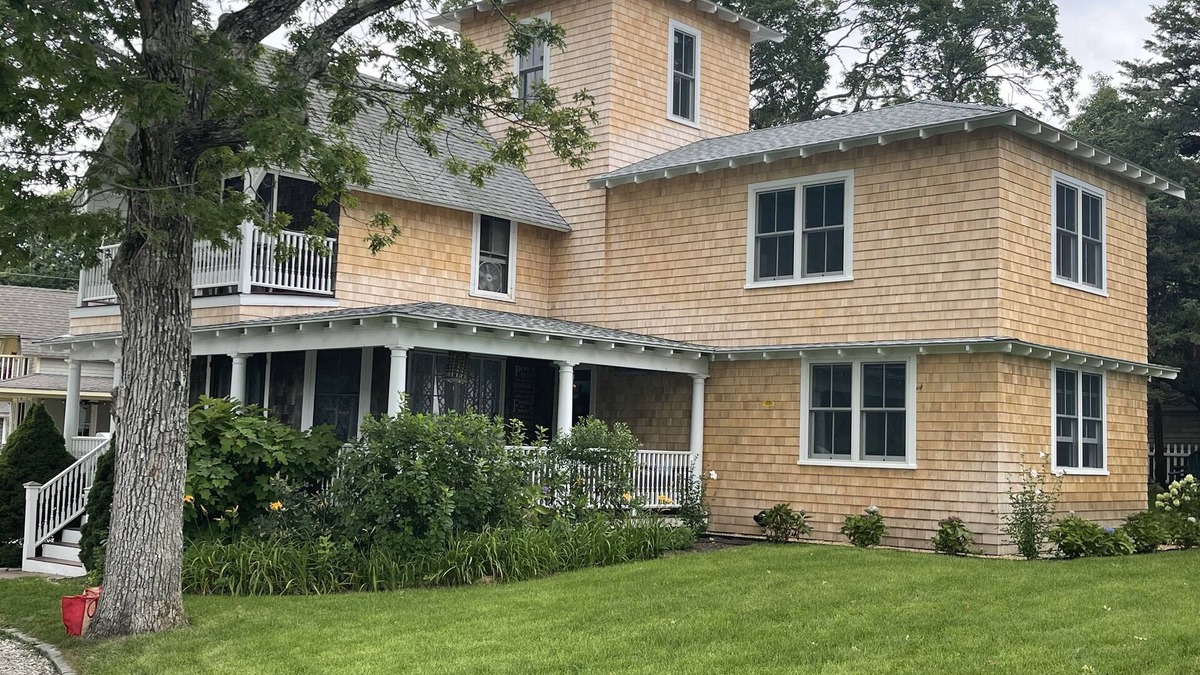 East Chop House | 7/6-7/13 AVAILABLE DUE TO LAST MINUTE CANCELLATION! Walk to Beach!
