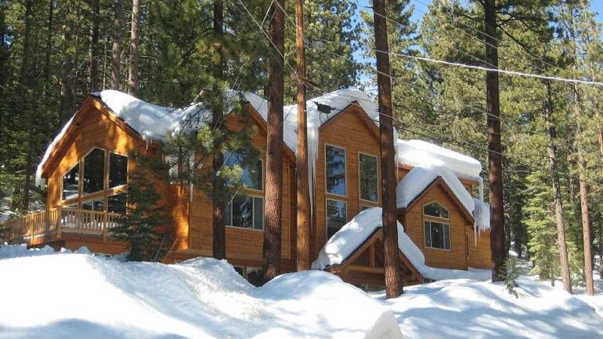 Pioneer Trail House | 7 Bdrm Estate/Home theater/Indoor Pool/WIFI/Pool tbl/Easter & April Specialn
