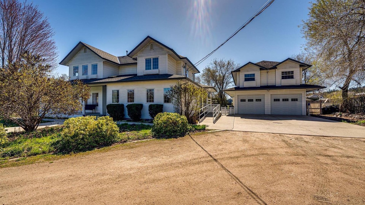 Central Okanagan House | 7-BDRM house on acreage suited for gatherings in Lake Country 2 blocks to beach