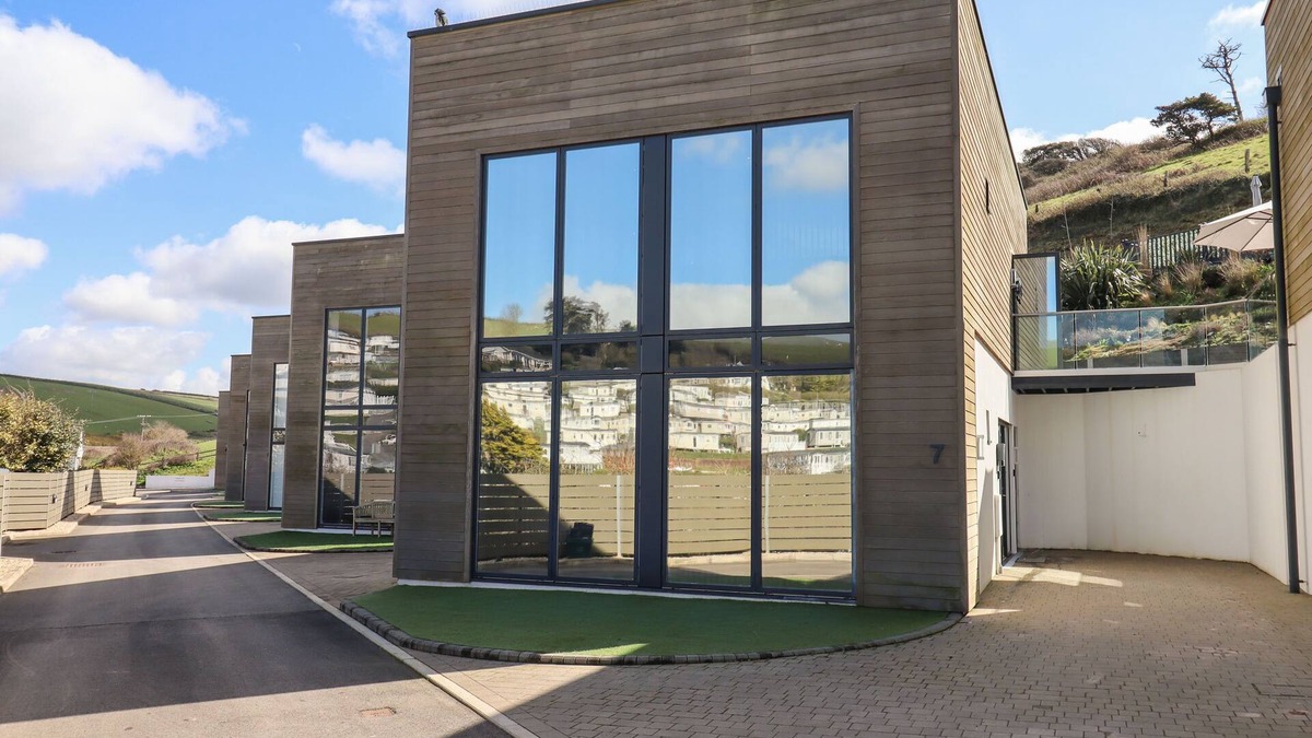 Challaborough House | 7 BEACHDOWN, pet friendly, character holiday cottage in Challaborough