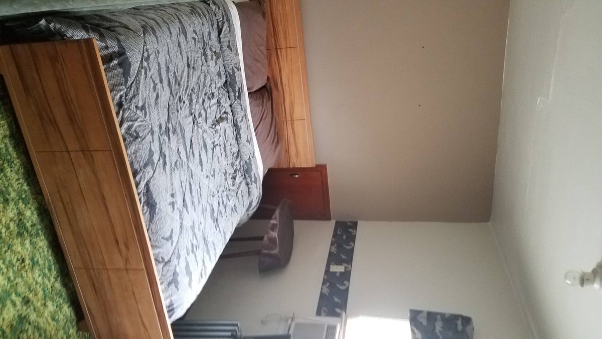 Strasburg House | 7 Bed/2 Bath House...rent the house or just a room