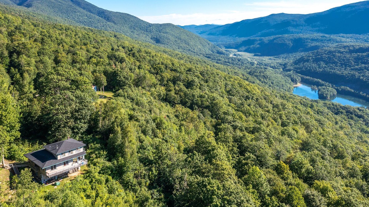 East Dorset House | 7 bed/3 bath and 2 kitchens Mountain Top House near ski/horse show