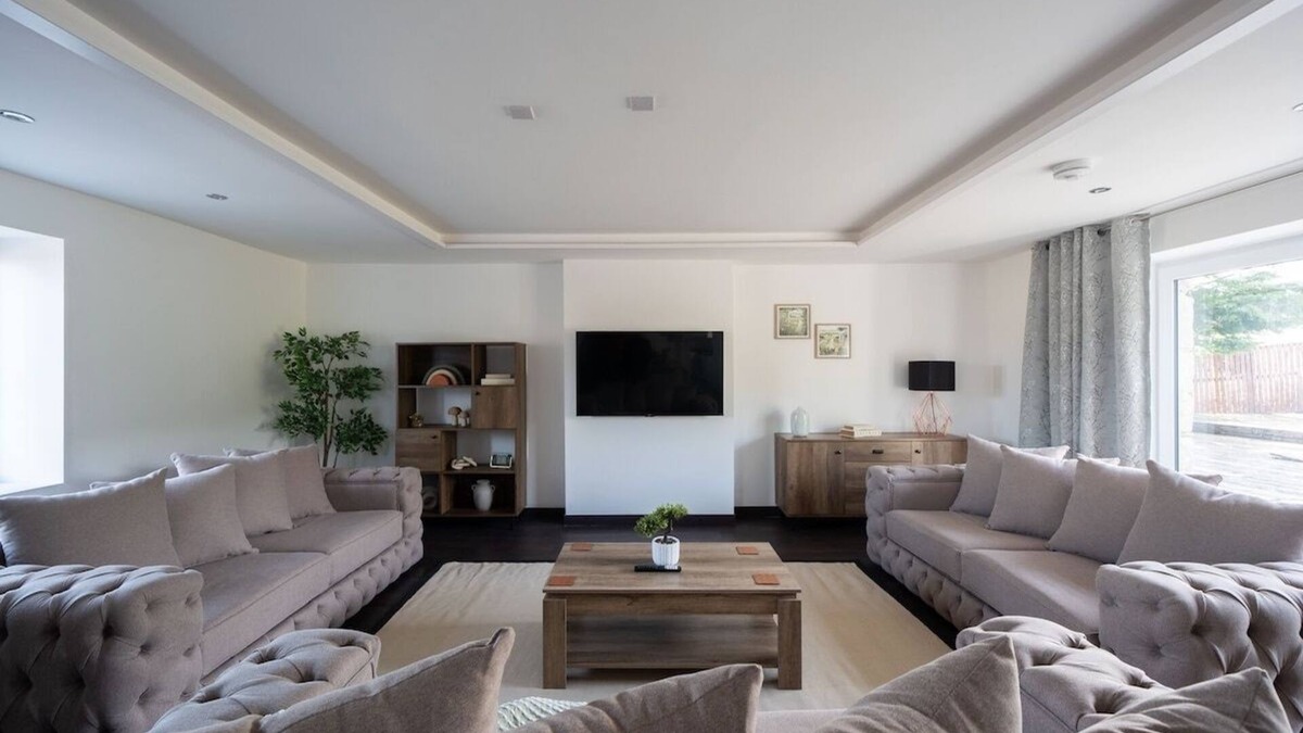 Aberdeen House | 7 Bed Barn with Hot Tub, Cinema and Games Room