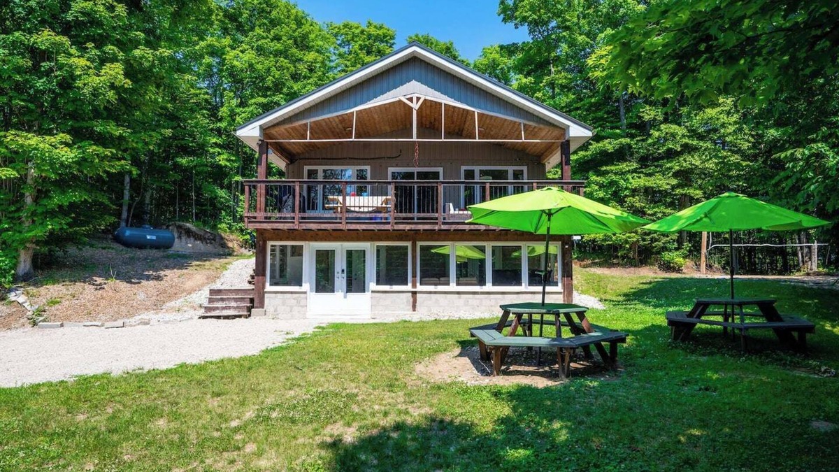 South Bruce Peninsula Ski Chalet | 7-bed w/Starlink , v-ball near beach!