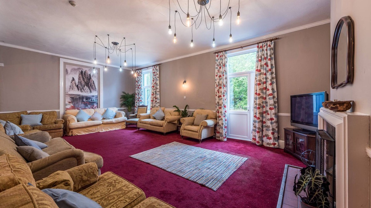 Christchurch House | 7 bedroom annexe to former farmhouse, family & pet friendly, with basement pub