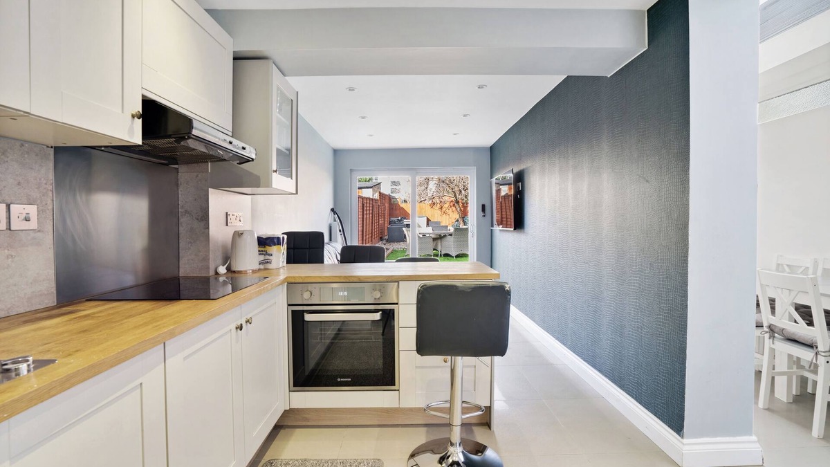Higham Hill House | 7 Bedroom house, garden, 3 Bathrooms, 10 minute walk Tube station