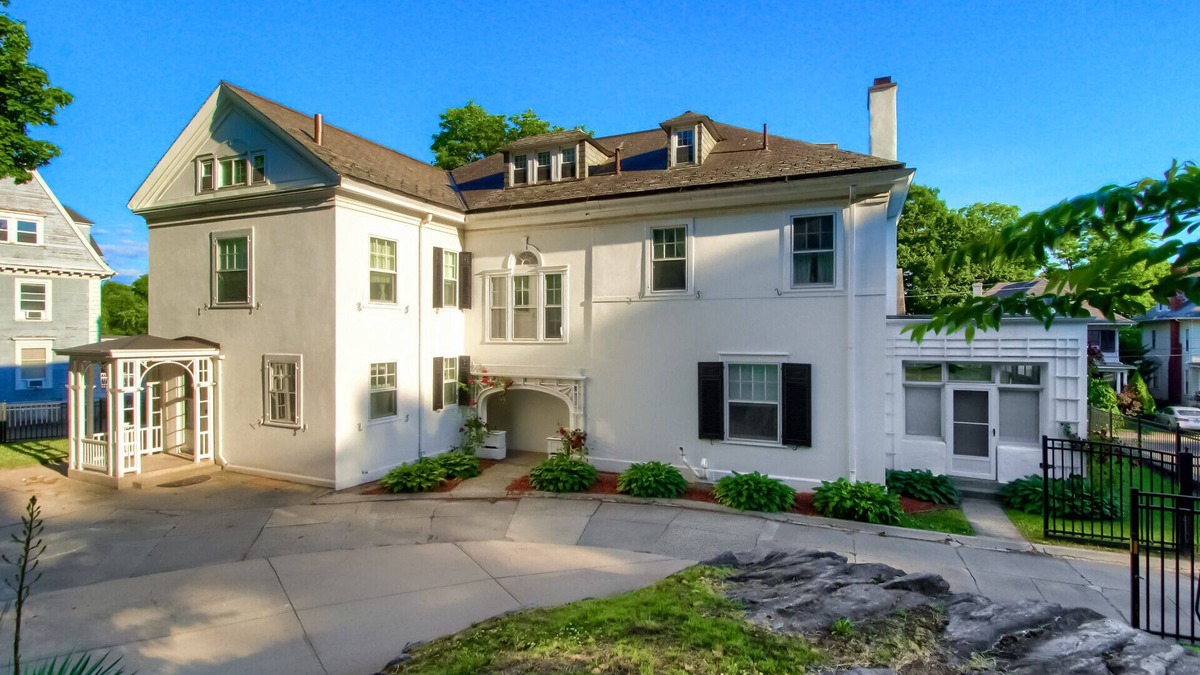 Waterbury House | 7 bedroom mansion with Elevator