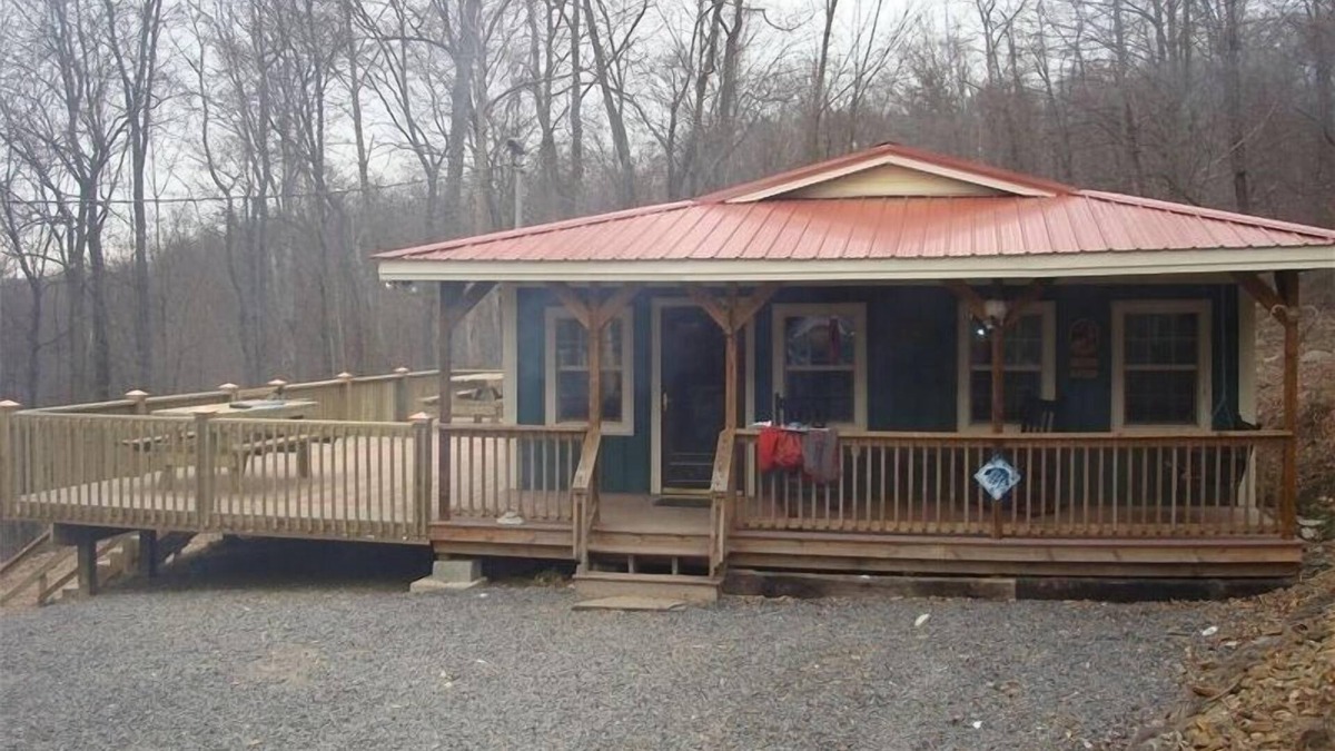 Mattawana Cabin | 7 Bedroom Mountain Side Lodge, Above the Juniata River