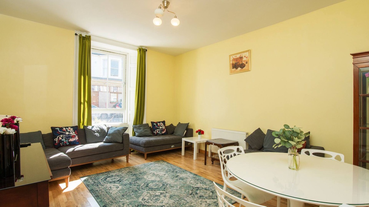 West End Hostel | 7 Bedroom Townhouse