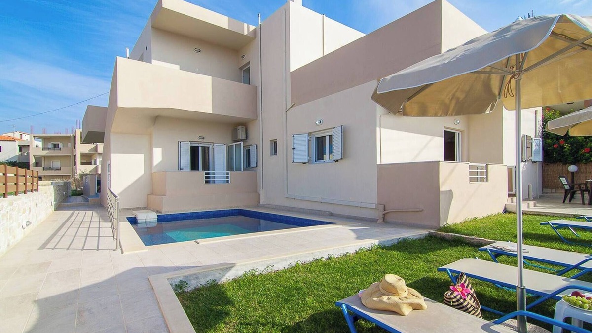 Skaleta Ski Chalet | 7 bedroom villa with pool, 700m from the beach!