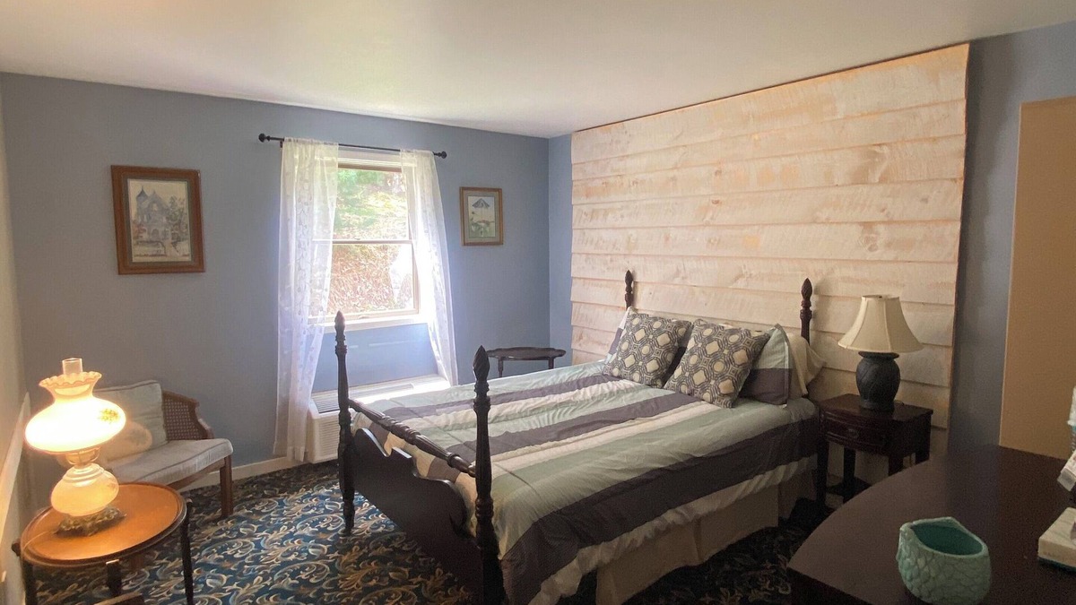 Tylersburg Apartment | 7- Blue Room